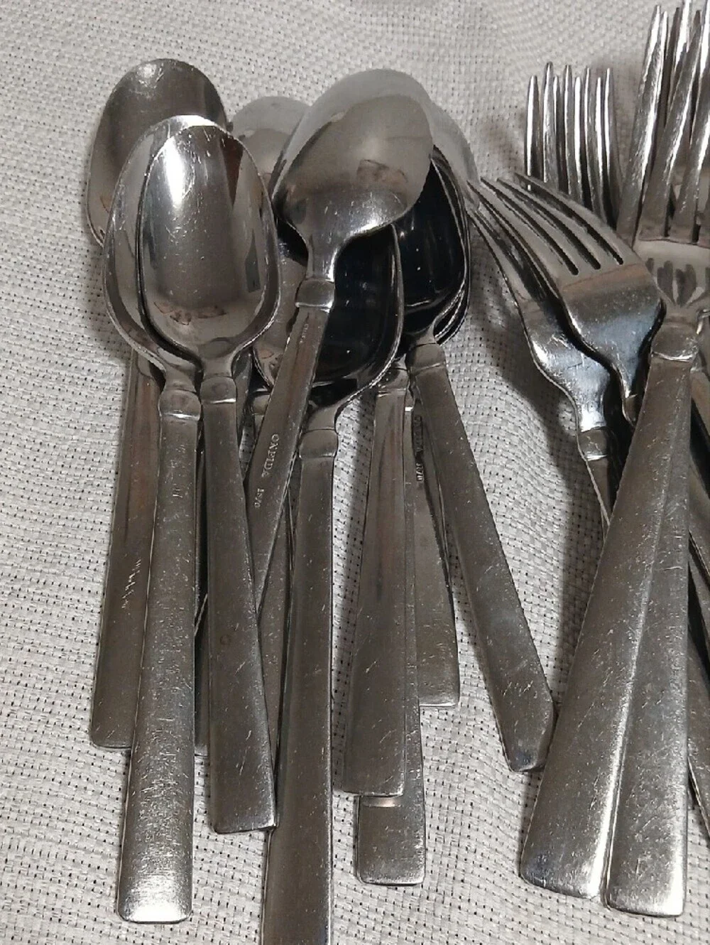 44 Pieces Oneida 18/0 Silver Stainless Steel Flatware Set